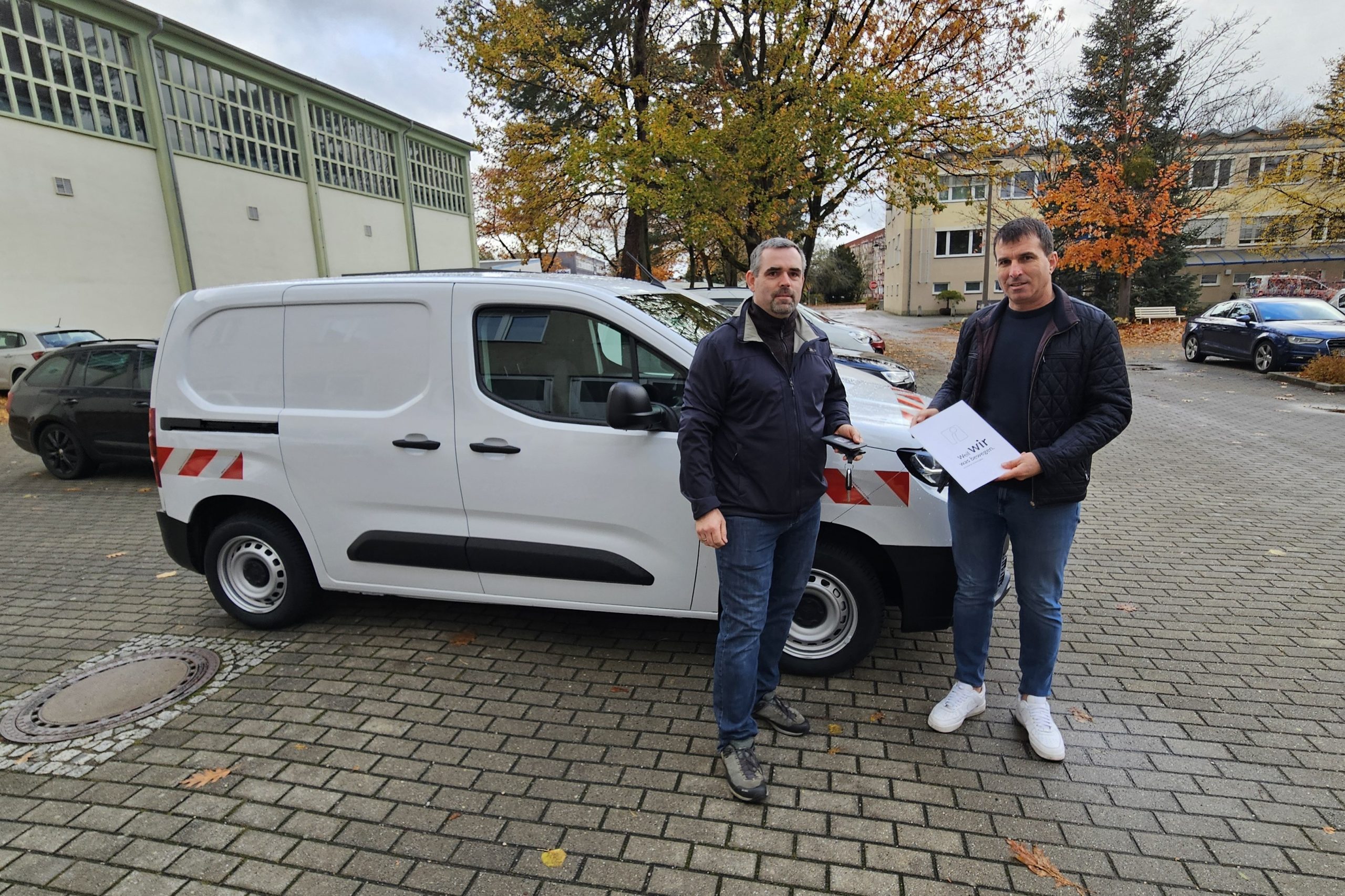 Übergabe des Kleintransporters