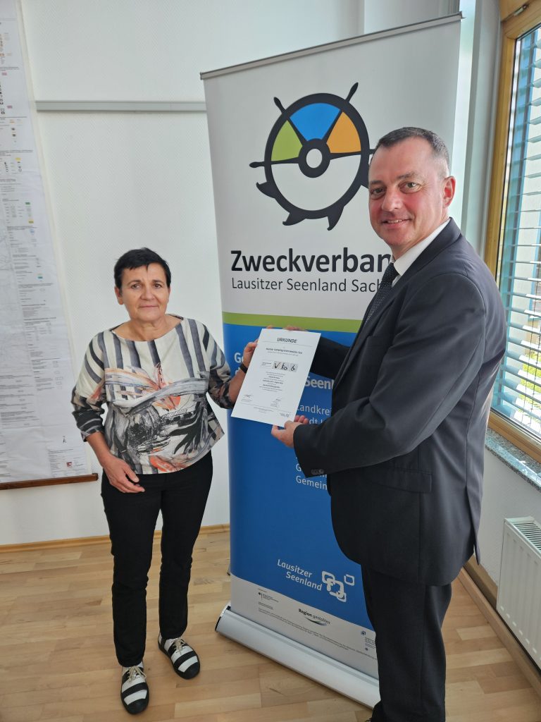 Übergabe Zertifizierungsurkunde durch Kathrin Winkler an Udo Witschas