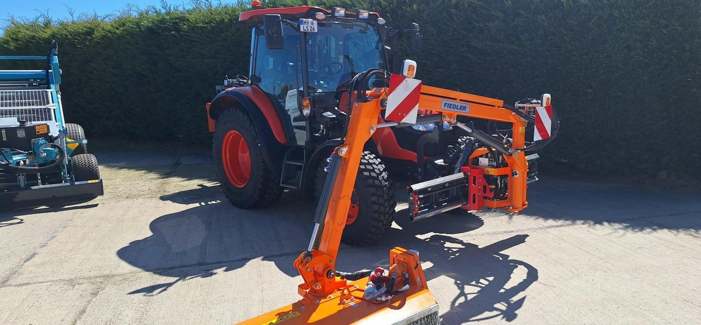 Traktor Kubota mit Anbauteil